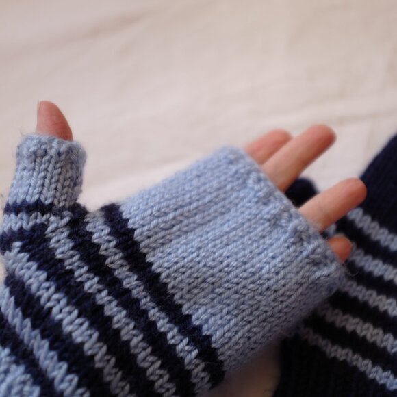 Handknit fingerless gloves - Picture 2 of 5